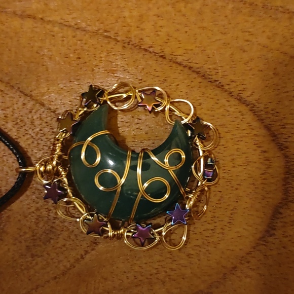 New Green onyx Crescent moon pendants Necklace. - Picture 5 of 6